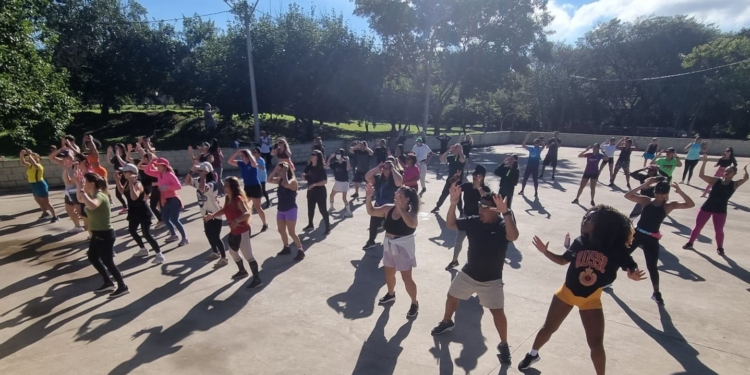 Domingo Fitness promove aula de ritmos na Lagoa do Taquaral
