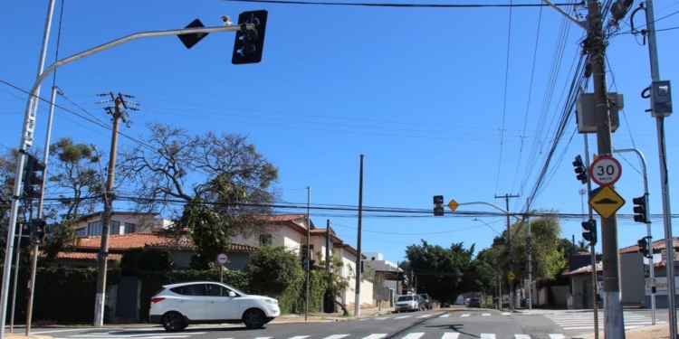 Semáforos inteligentes entram em funcionamento no Guanabara nesta terça-feira