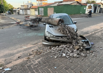 (Vídeo) Carro derruba poste e ocupantes saem ilesos no DIC V