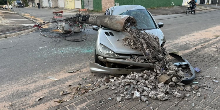 (Vídeo) Carro derruba poste e ocupantes saem ilesos no DIC V