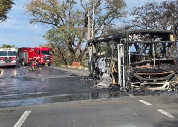 Ônibus pega fogo durante trajeto entre o Shopping Iguatemi e a Rodoviária de Campinas