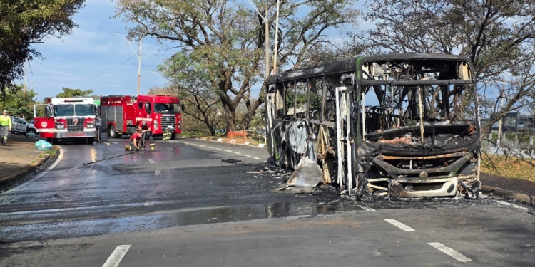 Ônibus pega fogo durante trajeto entre o Shopping Iguatemi e a Rodoviária de Campinas