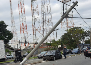 Carro bate em poste após colisão com moto e interdita avenida entre Campinas e Valinhos