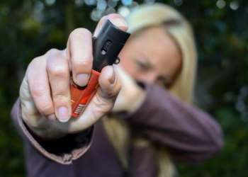 Mulheres poderão comprar spray de pimenta para defesa pessoal; veja as regras