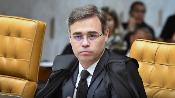Mendonça autoriza PF a investigar repasses para filme sobre Bolsonaro