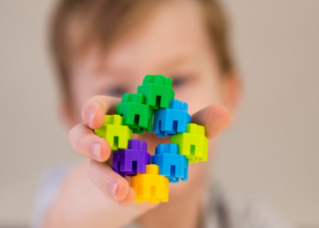 Artigo – Matrícula não basta: o desafio de garantir inclusão respeitosa e eficiente para autistas nas escolas – por Karen Marconato