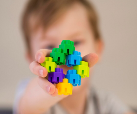 Artigo – Matrícula não basta: o desafio de garantir inclusão respeitosa e eficiente para autistas nas escolas – por Karen Marconato