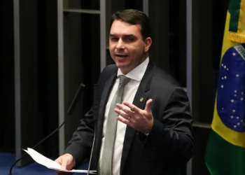 PGR pede que Flávio Bolsonaro seja ouvido por calúnia contra Lula
