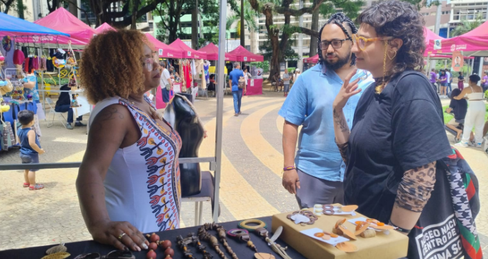 Feira no sábado fortalece empreendedorismo de mulheres negras em Campinas