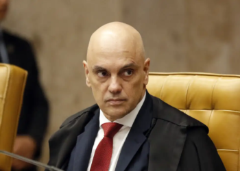 Moraes suspende visitas de Flávio a Bolsonaro na prisão domiciliar