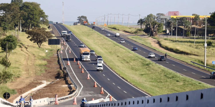 Feriadão deve levar mais de 4 milhões de veículos às rodovias da região