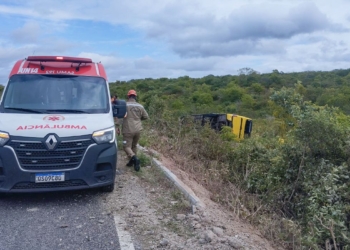 Ônibus com romeiros tomba no interior do Ceará e duas pessoas morrem