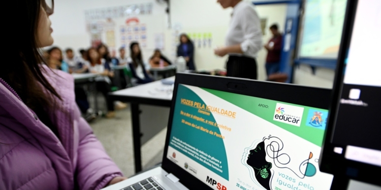 Escolas iniciam inscrições de alunos para concurso musical com foco nos 20 anos da Lei Maria da Penha