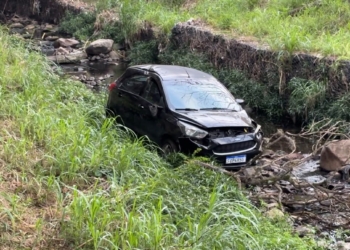 Carro cai dentro do córrego no Tancredão, em Campinas