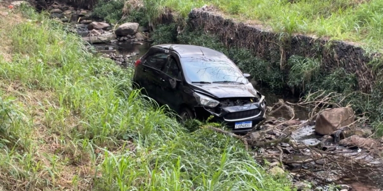Carro cai dentro do córrego no Tancredão, em Campinas