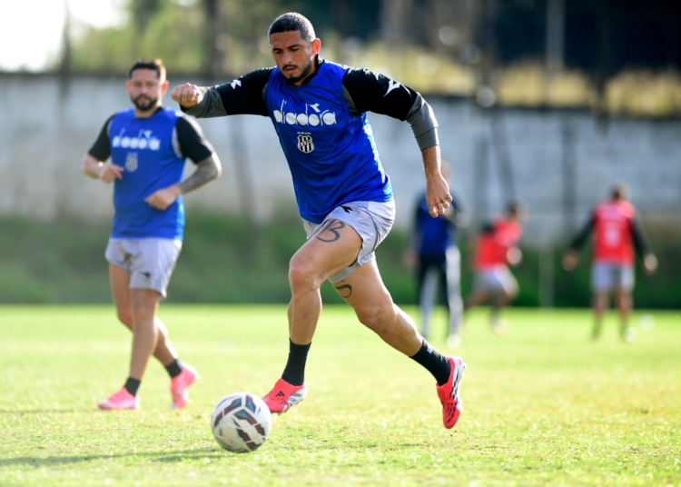 Lesão muscular tira Danilo Barcelos dos próximos jogos da Ponte Preta