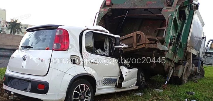 Motorista morre ao colidir Uno na traseira de um caminhão na Anhanguera, em Campinas