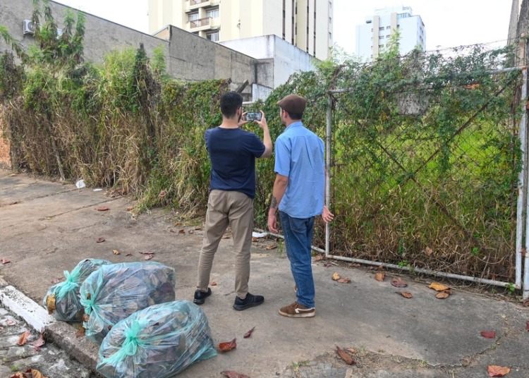 Prefeitura de Campinas emite mais de 2,7 mil notificações por terrenos e calçadas sujas no 1º semestre